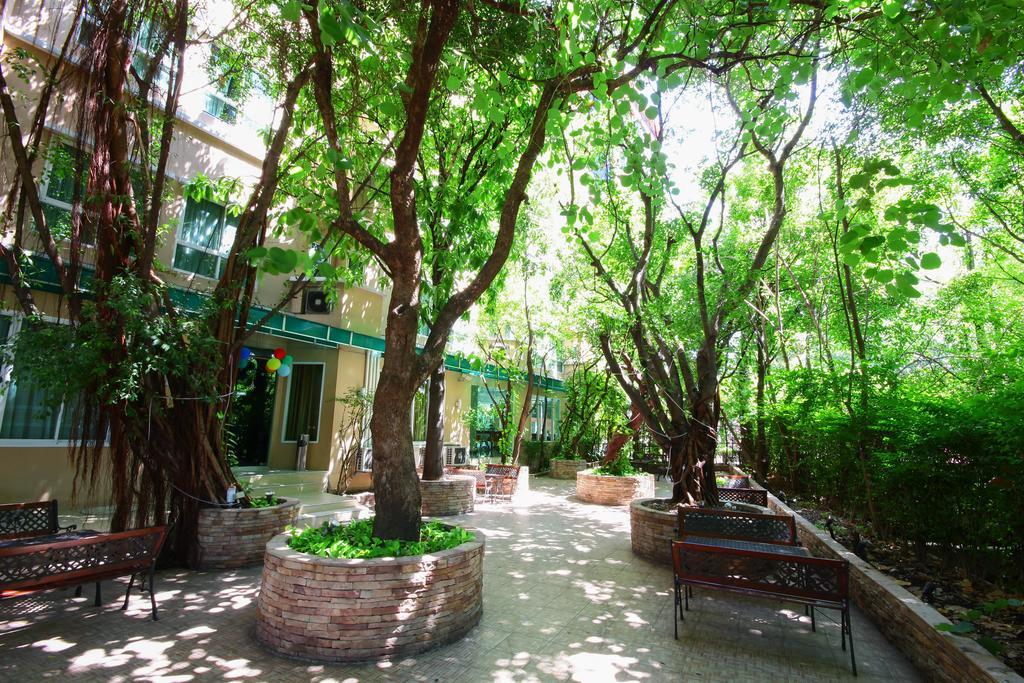 Calypzo Bangkok Hotel Екстериор снимка