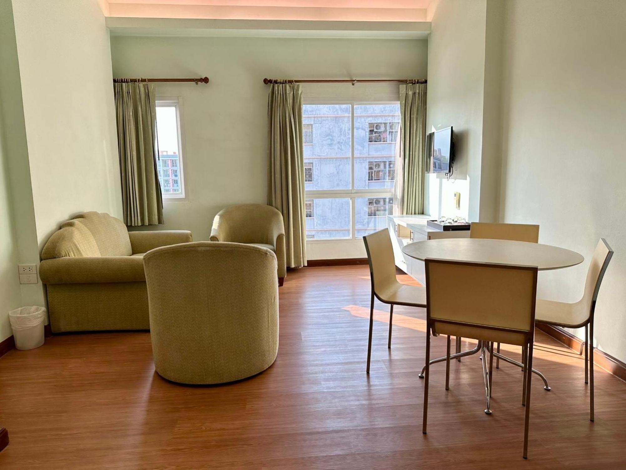 Calypzo Bangkok Hotel Екстериор снимка