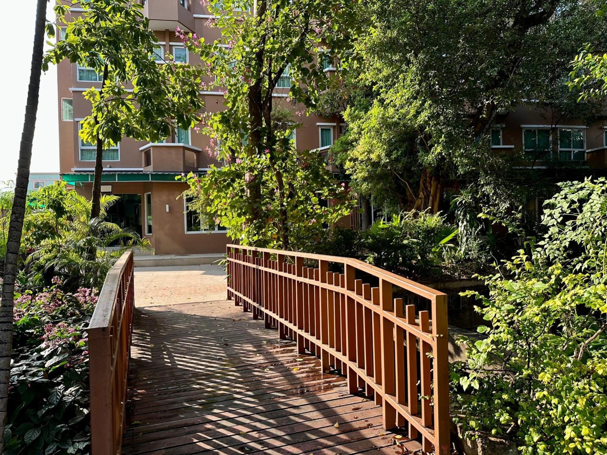 Calypzo Bangkok Hotel Екстериор снимка
